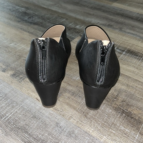 Journee Collection Aretha Wedges - Black - Picture 9 of 10